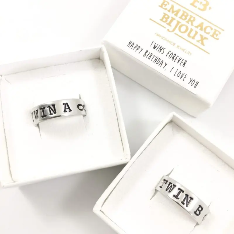 Gepersonaliseerde ring met tekst en infinity symbool