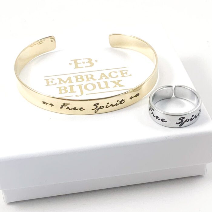 Armband en ring met tekst free spirit gepersonaliseerd