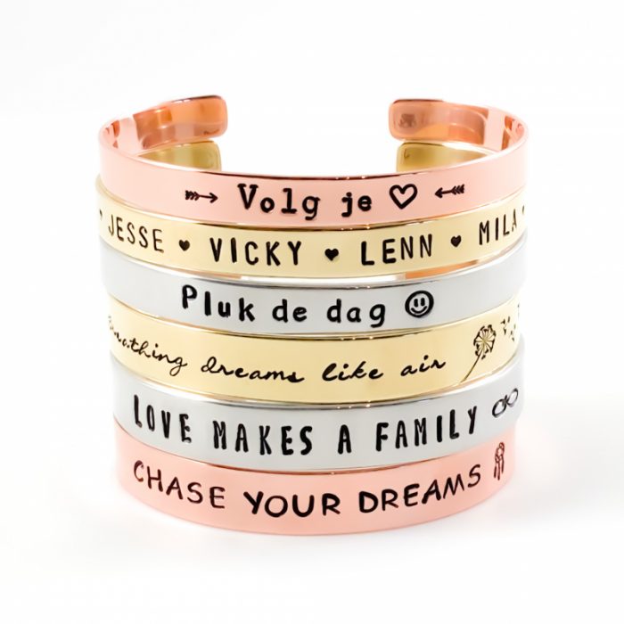 Tekst armband - armbanden met tekst, naam, quote, datum, symbolen gepersonaliseerd - slagletter cuff tekstarmband - persoonlijk cadeau