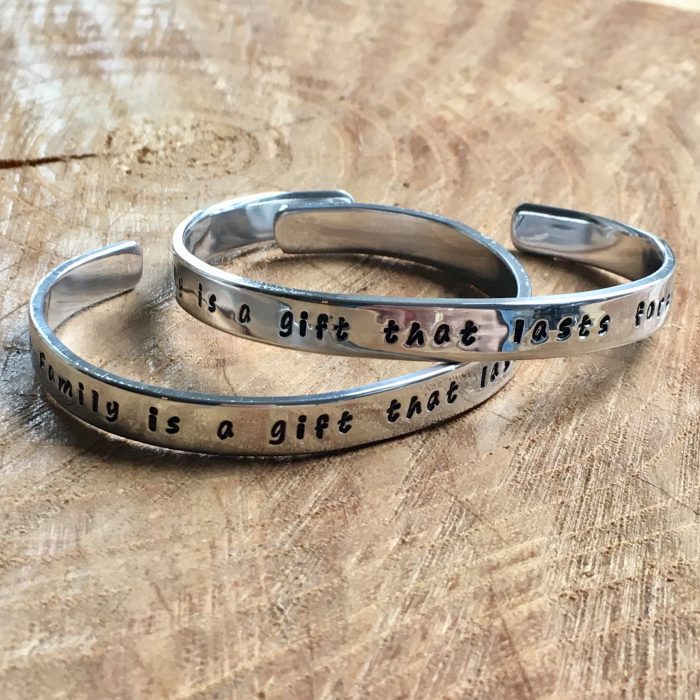 Gepersonaliseerde armband met tekst Family is a gift that lasts forever