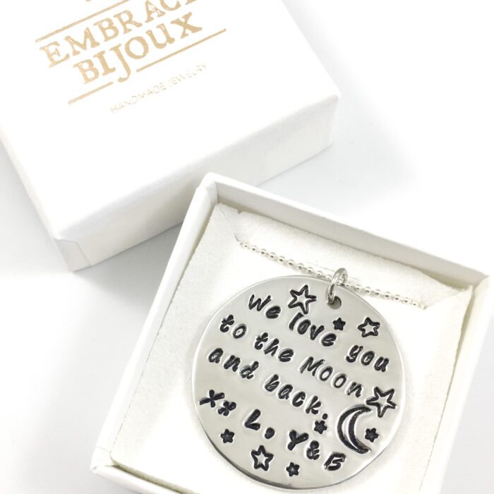 Lange ketting met eigen tekst we love you to the moon and back