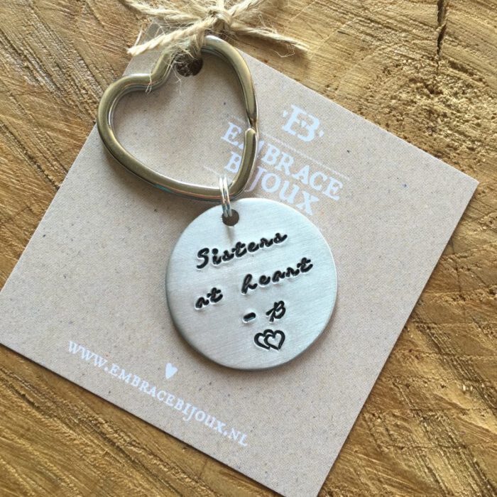 Gepersonaliseerde sleutelhanger met tekst zussen - sisters at heart -