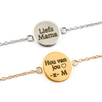 Armbandje met foto aan de achterkant gegraveerd met naam datum tekst