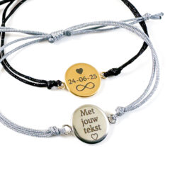 Armbandje met foto rond - met tekst naam datum op de achterkant gegraveerd - geknoopte foto armband van koord met gravure
