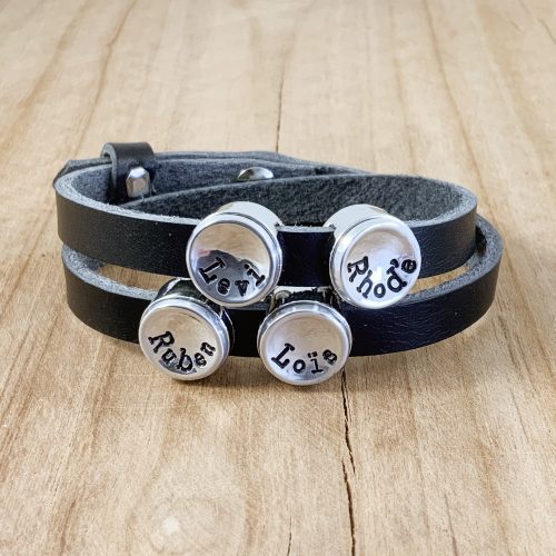 Naam armband - leren wikkel armand met namen zwart - cadeau mama moeder oma