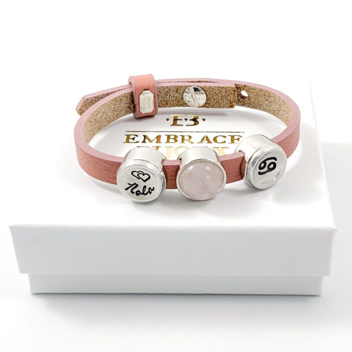 roze armband leer met naam en sterrenbeeld rozenkwarts