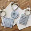Gepersonaliseerde sleutelhangers met tekst, datum of telefoonnummer samenwonen nieuwe woning huis relatie bijzondere datum
