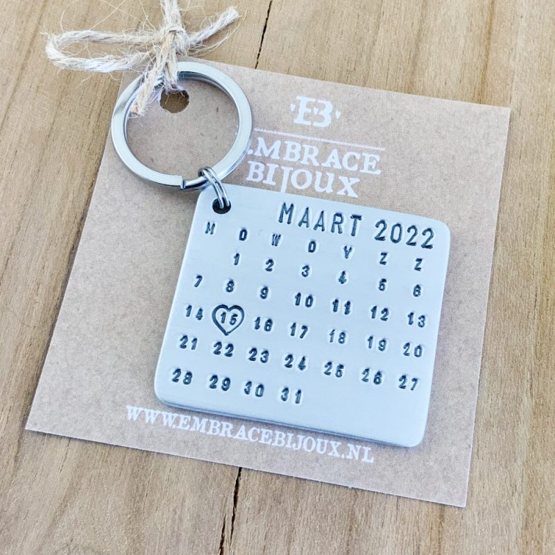 kalender sleutelhanger personaliseer met datum en tekst naar keuze - maart 2022 gepersonaliseerd cadeau