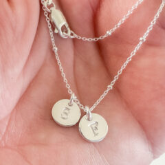 Zilveren ketting met initialen - kettinkje met letters zilver - handgemaakte gepersonaliseerde sieraden
