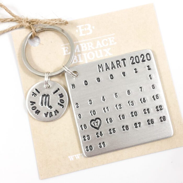 kalender sleutelhanger maart 2020 - sleutelhanger met datum relatie en sterrenbeeld