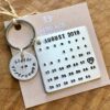 Kalender sleutelhanger met datum augustus - liefde en vertrouwen