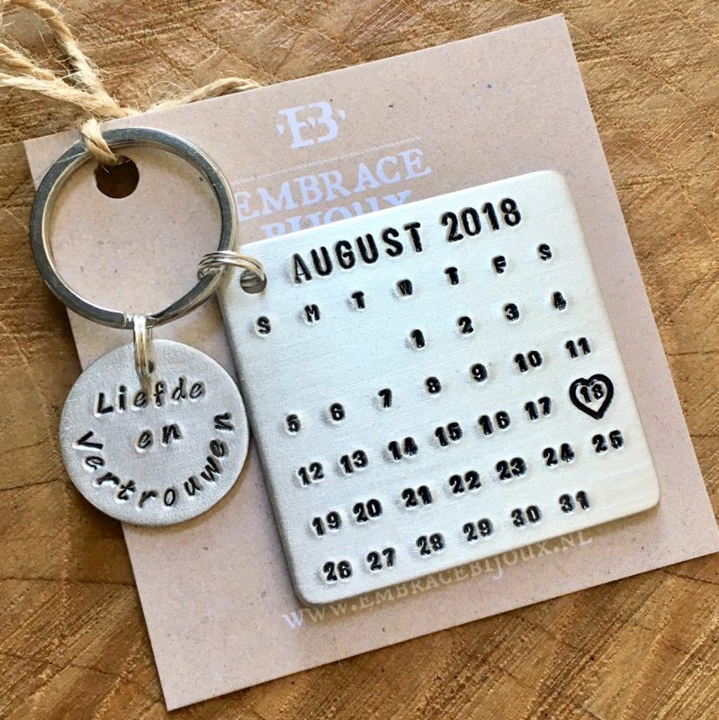 Kalender sleutelhanger met datum augustus - liefde en vertrouwen