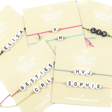 Armbandje met letter of naam (20 kleuren koord)