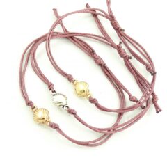 Geknoopt armbandje met schelpje.