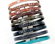 Leren armbandje gepersonaliseerd met jouw eigen tekst, naam, namen, datum, quote of stukje van jouw favoriete songtekst.