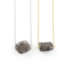 'Raw stone' ketting rookkwarts - zilver of goud staal