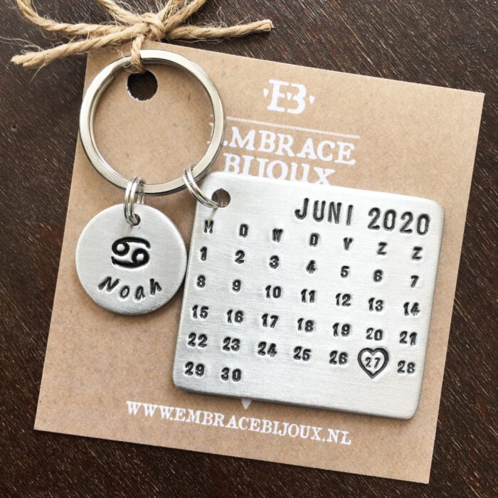 Kalender sleutelhanger met geboortedatum - sterrenbeeld - gepersonaliseerd geboorte cadeau - kraam cadeau