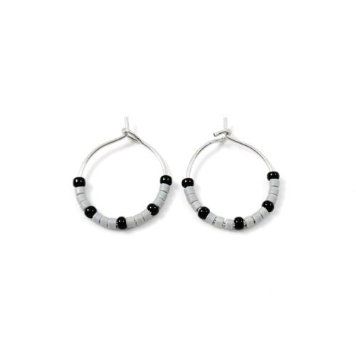 Oorbellen 'minimal bead hoops' grijs en zwart