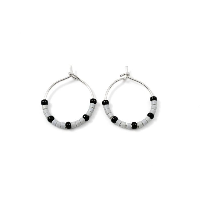 Oorbellen 'minimal bead hoops' grijs en zwart