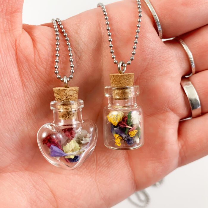 Ketting met flesje met bloemen hartje lange ketting droogbloemen beauquet