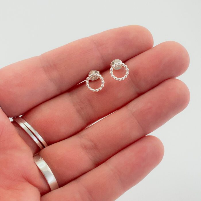 Zilveren oorbellen cirkel minimalistisch tiny circle 925 zilver oorstekers