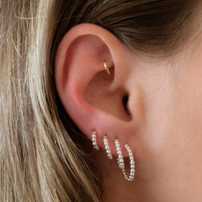 Periodiek bellen tiener Zilveren oorringen 'dots' - 925 zilver oorbellen- sterling silver hoop  earrings