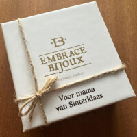 Met de gratis cadeau service kan jouw persoonlijke tekst voor de ontvangen op het doosje van het sieraad gegraveerd worden.