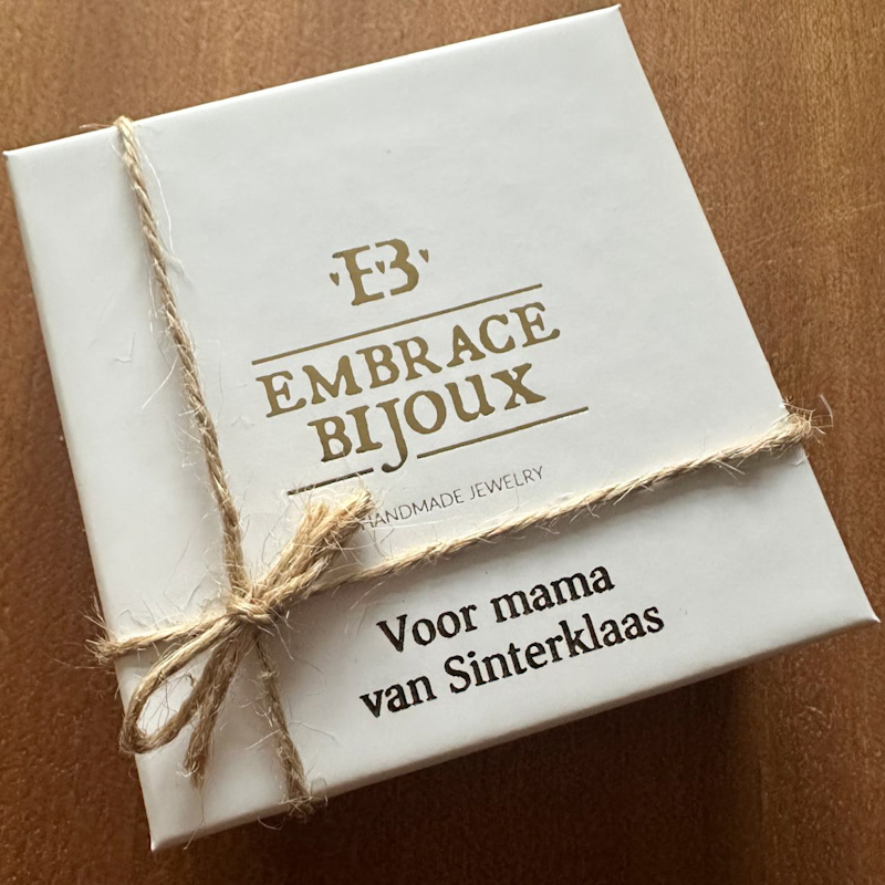 Met de gratis cadeau service kan jouw persoonlijke tekst voor de ontvangen op het doosje van het sieraad gegraveerd worden.