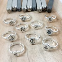 Zilveren ringen met symbool en tekst