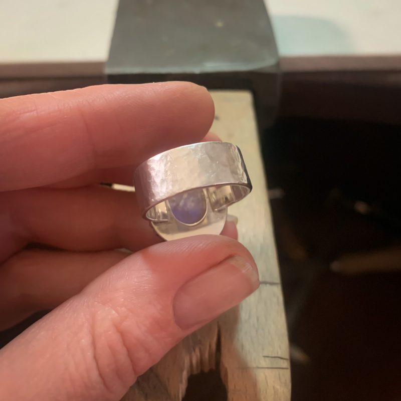 Brede zilveren ring met maansteen - handgemaakte zilveren ringen