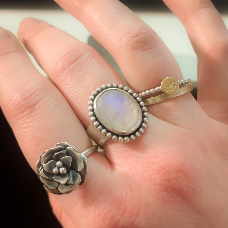 Handgemaakte zilveren ringen - brede ringen met maansteen en ring met bloem
