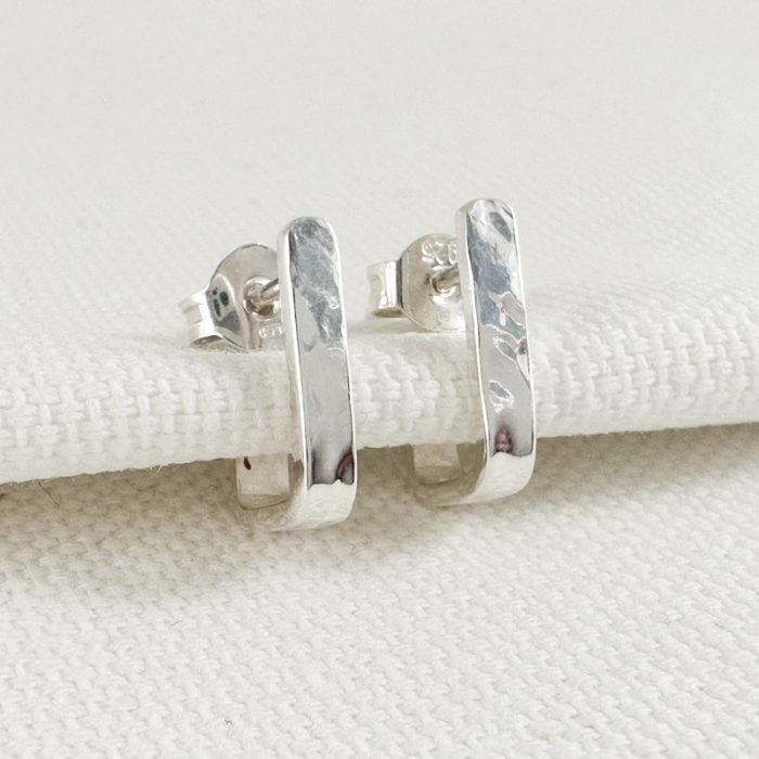 minimalistische zilveren oorbellen oorstekers 925 zilver gehamerde textuur