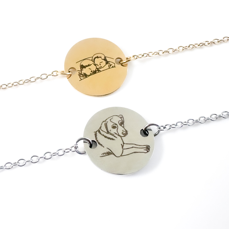 Armbandje met tekening gegraveerd. Gepersonaliseerd met gravure van een lijntekening of kindertekening. De achterkant van het bedeltje kan ook gepersonaliseerd worden met een gravure met naam en symbool of eigen handschrift.