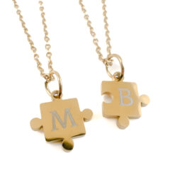 “Gouden puzzelstuk kettingen waarvan de puzzel hangers in elkaar passen, stainless steel liefdessieraad.”
