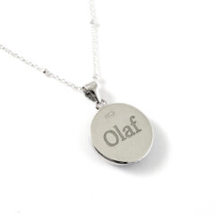 Achterkant van zilveren herinneringshanger met gegraveerde naam – handgemaakt sieraad met vacht van huisdier