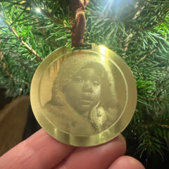Een blijvende herinnering van messing. Kerst ornament met jouw foto. Jouw verhaal, jouw kersttraditie.