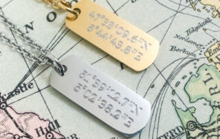 Ketting met coördinaten zilver of goud stainless steel - kettinkje gps coördinaten gegraveerd
