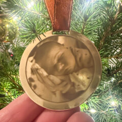 Messing foto ornament - gepersonaliseerde kerst hanger met foto gegraveerd